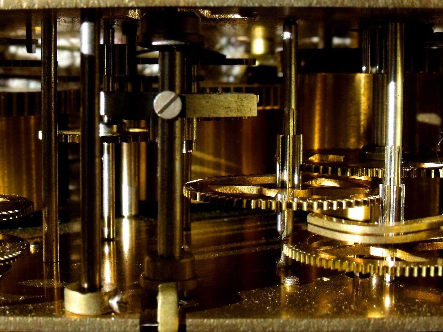 Großaufnahme eines Uhrwerks.