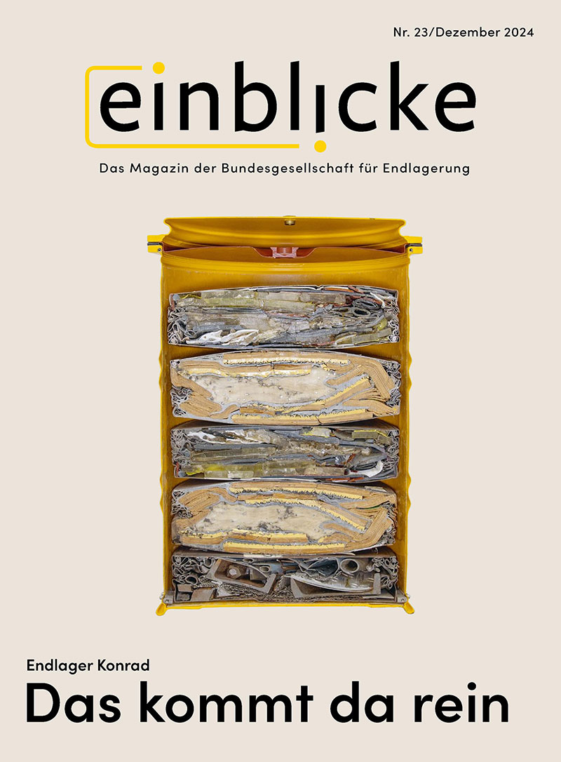 Das Cover des Einblicke-Magazins 23 zeigt ein beispielhaftes Abfallproduktfass in gelb mit verpresstem Mischabfall, Metallen und Filtern auf grauem Hintergrund 