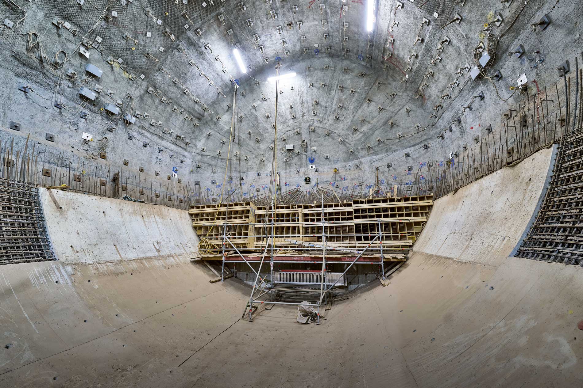 SICHERHEIT IM VERBORGENEN
Wo heute nur glatte Betonflächen sichtbar sind, war während des Baus noch der
Grundausbau mit den Ankerköpfen zu sehen. Die Anker sind 18 Meter tief ins Gestein getrieben
und bilden das Grundfundament für den stabilen Ausbau. Das ist so wie bei einem Tunnel:
Was hinter dem Beton ist, liegt verborgen.