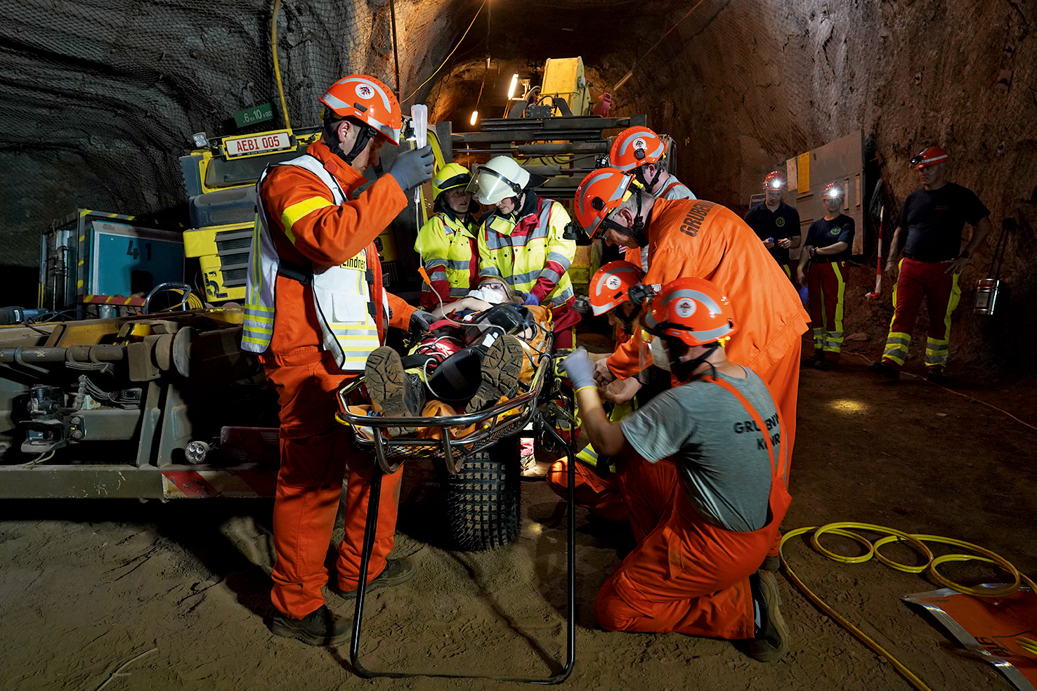 LUFT ZUM ATMEN
Das Wichtigste im Bergwerk ist saubere
und sauerstoffreiche Luft. Es gibt eine
eigene Abteilung, die sich nur um die Luftversorgung
und -überwachung kümmert.
Im Bergbau heißt das Wettertechnik – und
der Begriff „saubere Wetter“ bezeichnet die
frische unverbrauchte Luft.